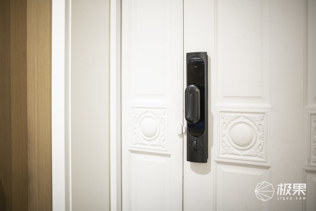 经常忘记自己锁门,智能门锁被锁定怎么解锁