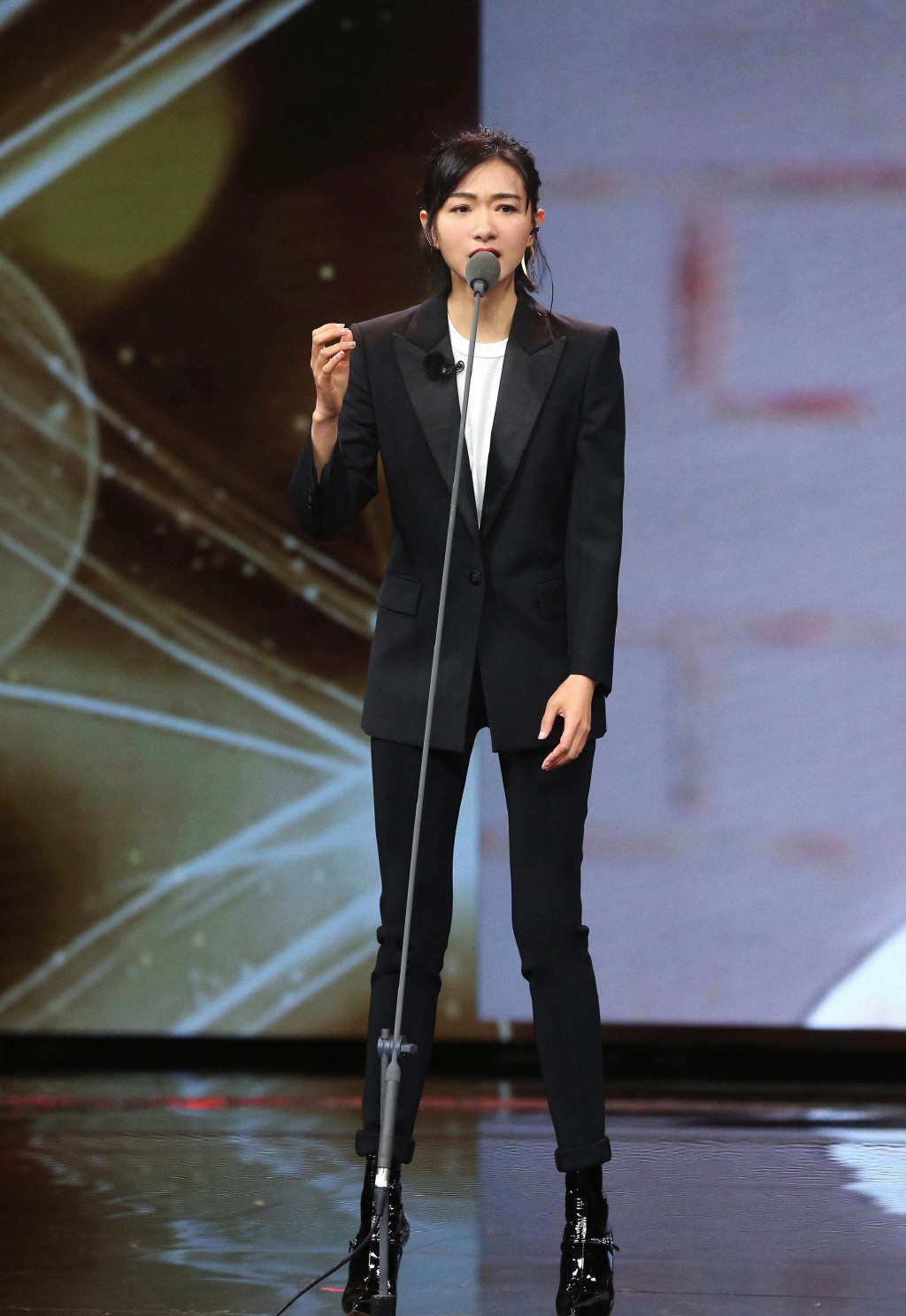 36岁演马天宇的老婆，今穿紧身裤双腿细长直，配短靴更抢眼了