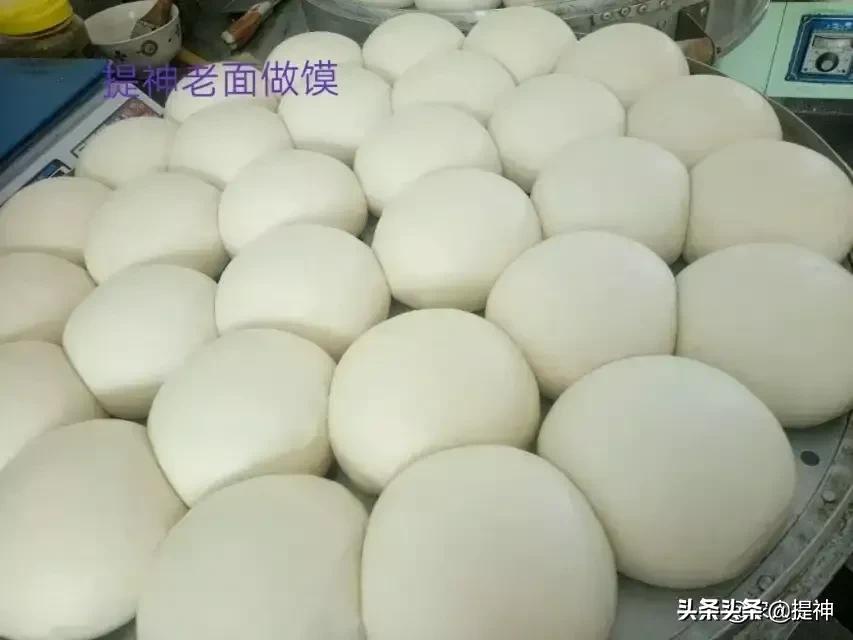 什么面粉蒸出来的馒头特别白,面粉看着白但和面就发黑怎么回事