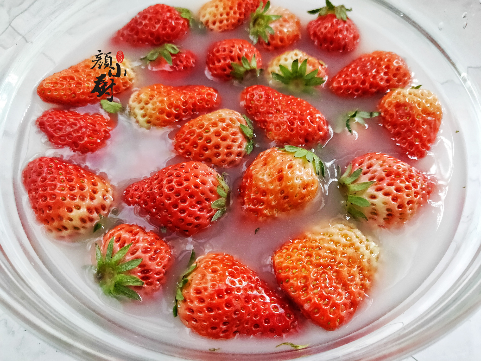 清水怎么洗草莓,清洗草莓时只用盐和清水洗