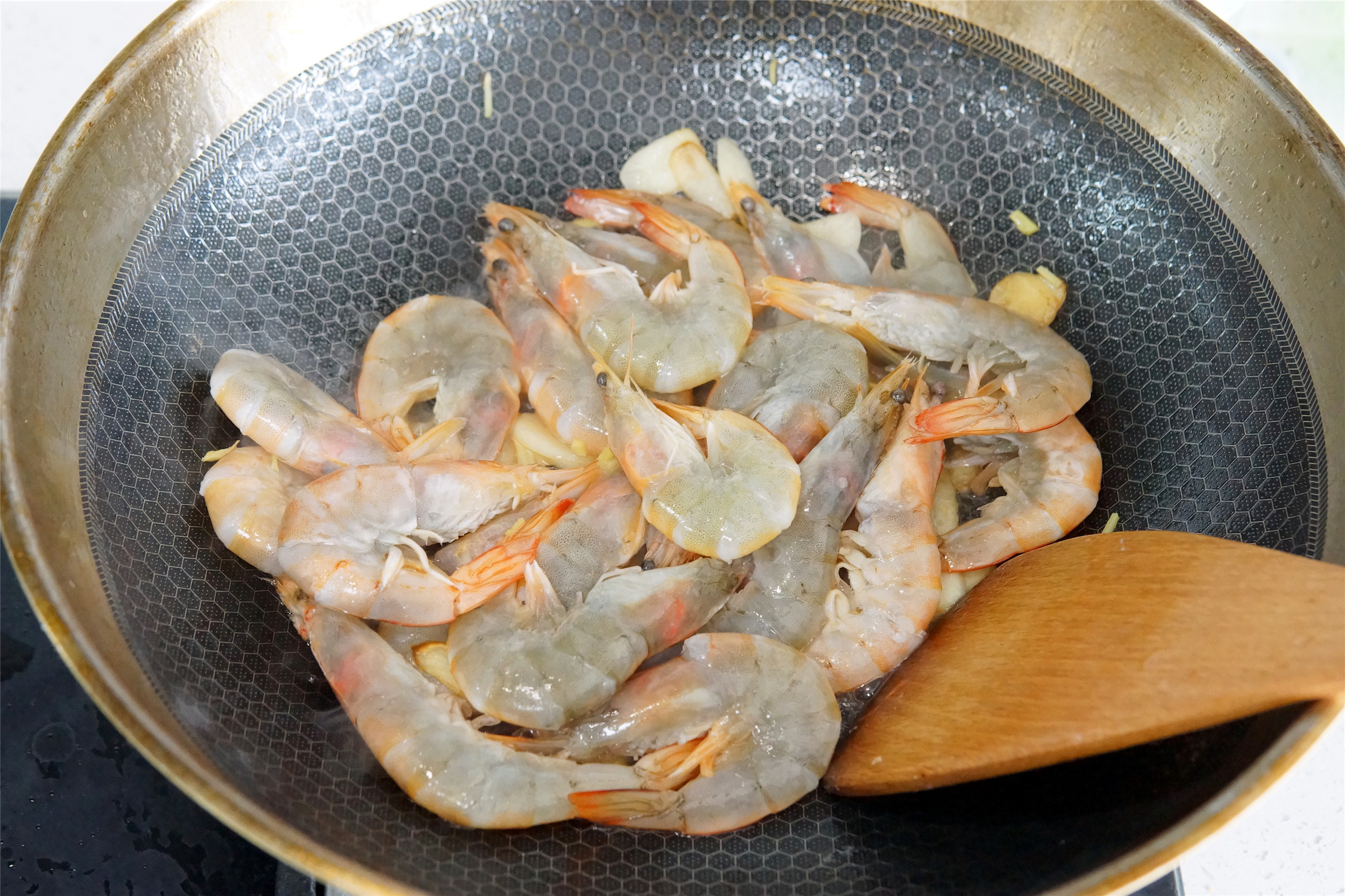 大虾保鲜保存要放水吗,大虾放冰箱怎样保鲜