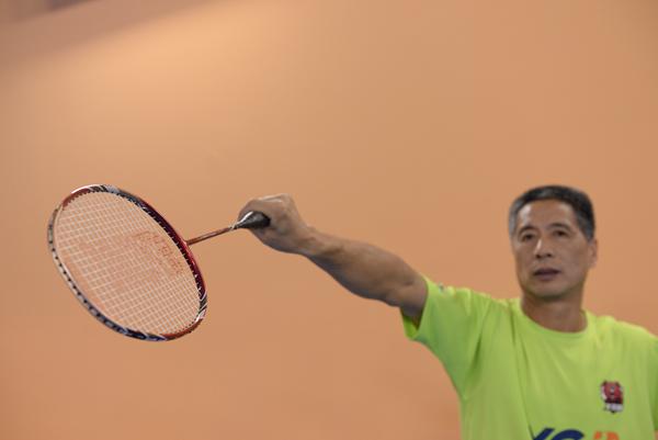 羽毛球技术学习顺序,羽毛球技术动作高远球