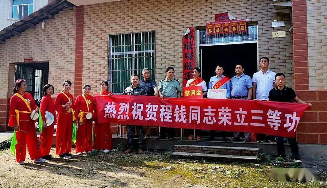 军人立功受奖地方补助,军人带着荣誉带着军功章回家