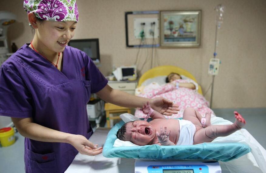 宫口开一公分是开几指,宫口开一指跟一公分一样