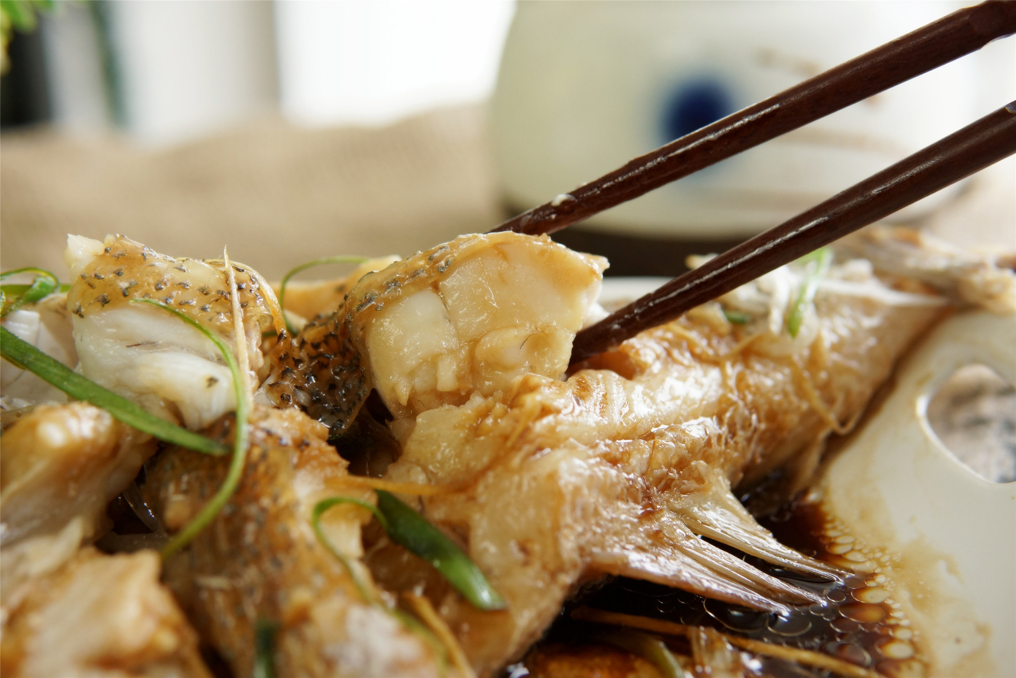 清蒸鱼没有葱姜怎么去腥,清蒸鱼用什么鱼刺少好吃