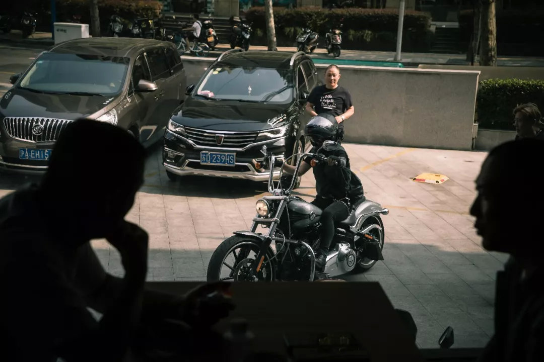 骑哈雷的爷叔,骑哈雷的爷爷还是爷叔