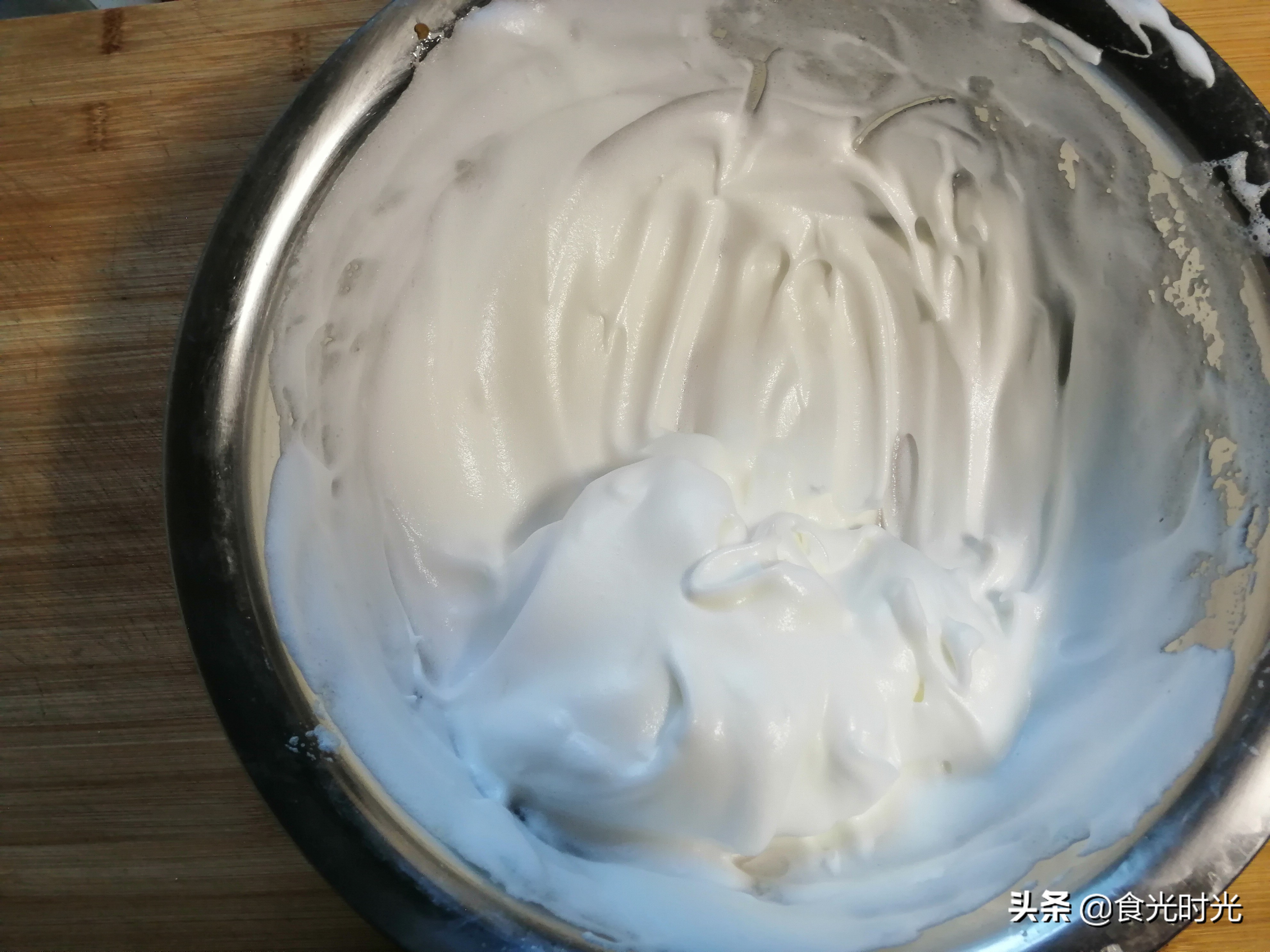 做蛋糕蛋清手动打发视频教程,没有打蛋器怎么打发鸡蛋做蛋糕