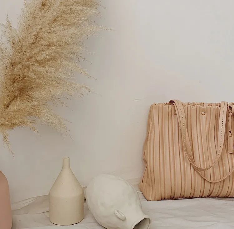 这才爆红一年就这么能“装”了?3w的包一背我都认不出来了…