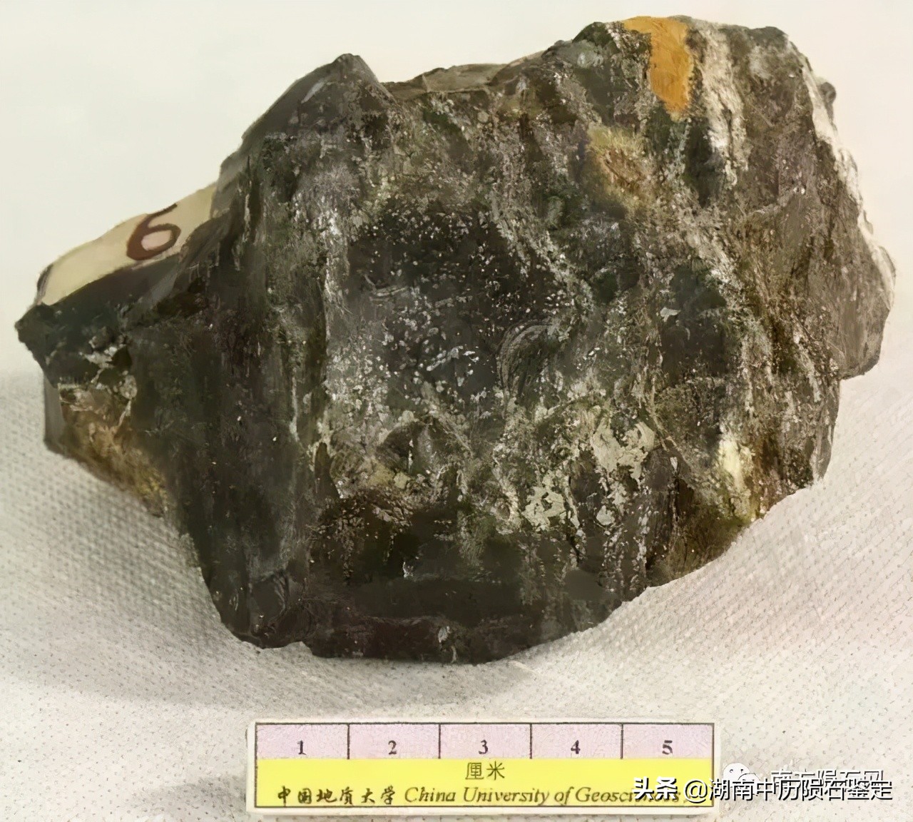 月球陨石与地球矿石的区别,月球陨石和矿石有什么区别