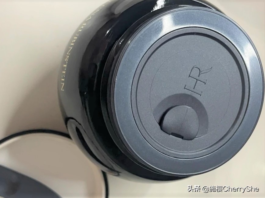 HR赫莲娜的黑绷带和白绷带有什么区别？哪个更值得买？