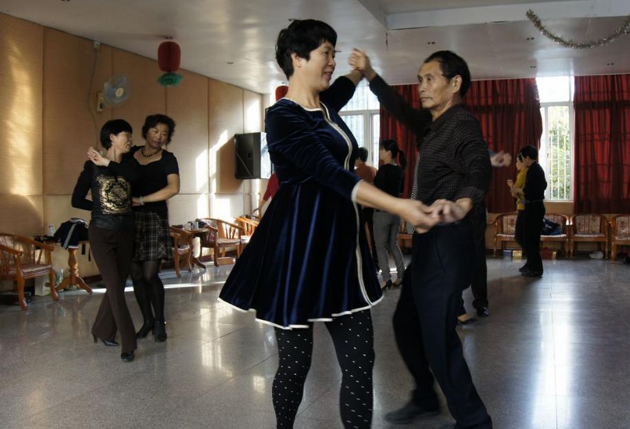 为什么奉劝老年人不要跳交谊舞?58岁退休大妈:交谊舞挺害人