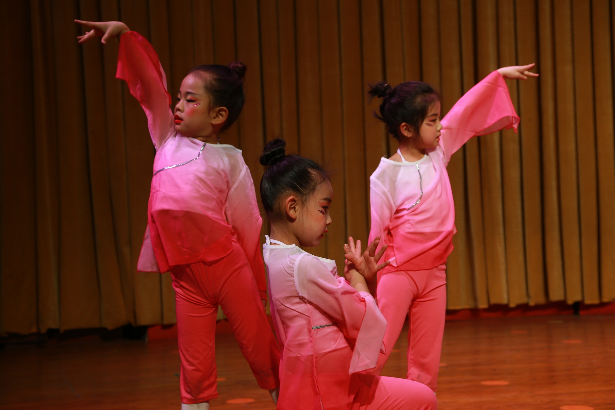 金鸡艺术《舞动人生梦想起航》专场晚会在青少年活动中心演出