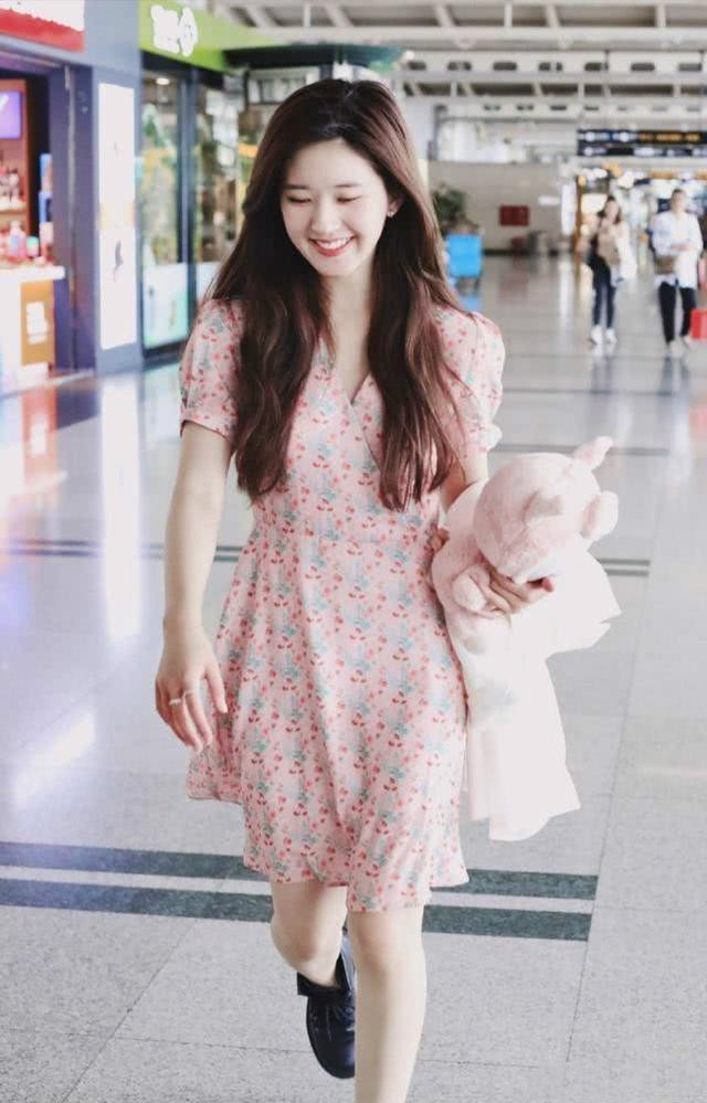 赵露思可爱系穿搭,赵露思穿衣搭配休闲灰色卫衣