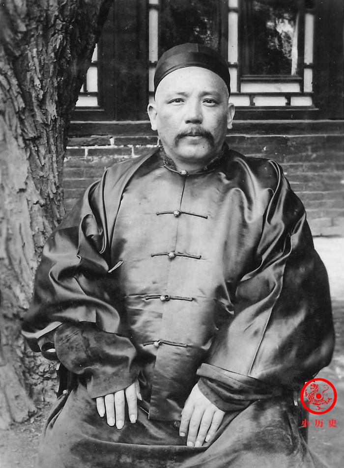 晚清老照片：慈禧太后年老色衰表情僵硬，袁世凯在巡抚衙门留影