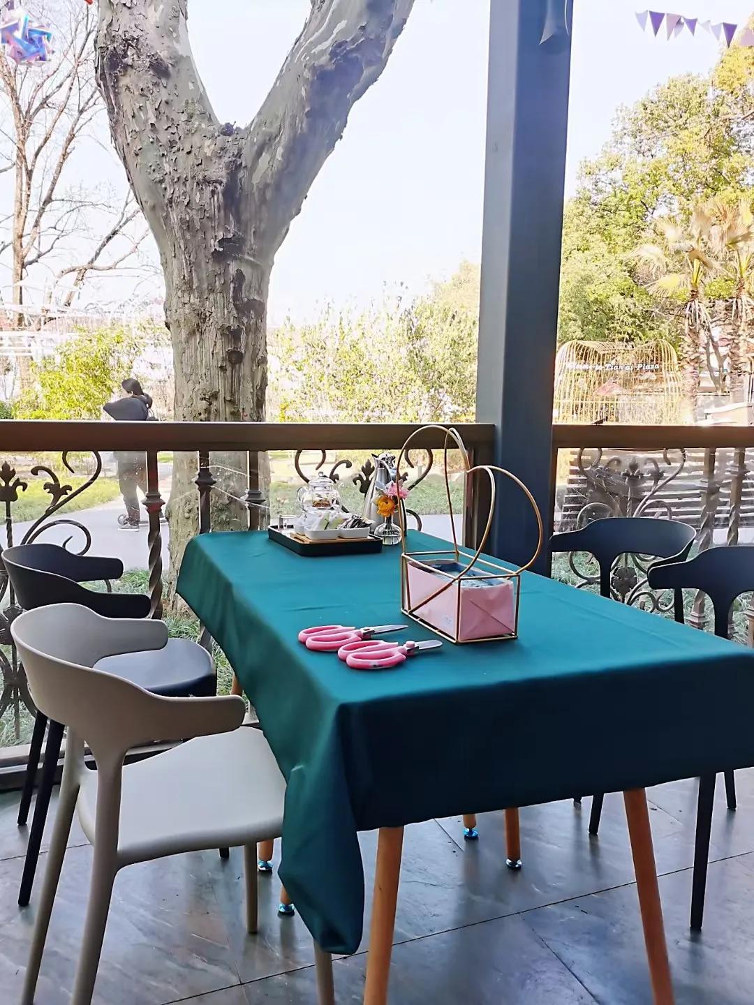 从10平方米的楼梯间花店，到130平方米的花园花店，为何她俩做得这么火？