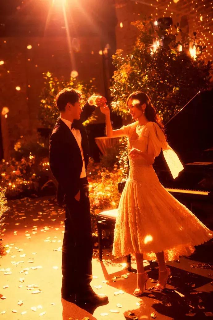 晋嫣夫妇连体撒糖完整视频,撒糖了陆军官兵集体婚礼甜蜜来袭