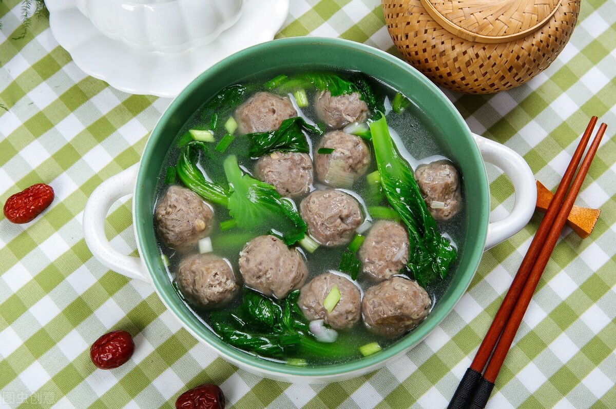 炸筋道肉丸子的家常做法大全,牛肉丸子怎么做又滑又嫩还筋道