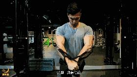 胸肌撑满紧身衣的感觉,胸肌被挤压爆了