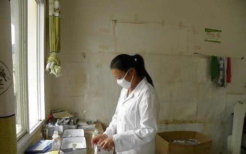 在农村人看来，私人诊所看病除了不能报销，但优点更多