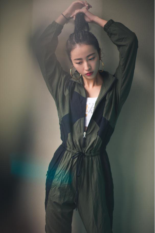 想与时尚并肩而行，不妨向周雨彤学习白色穿搭，让你美的与众不同