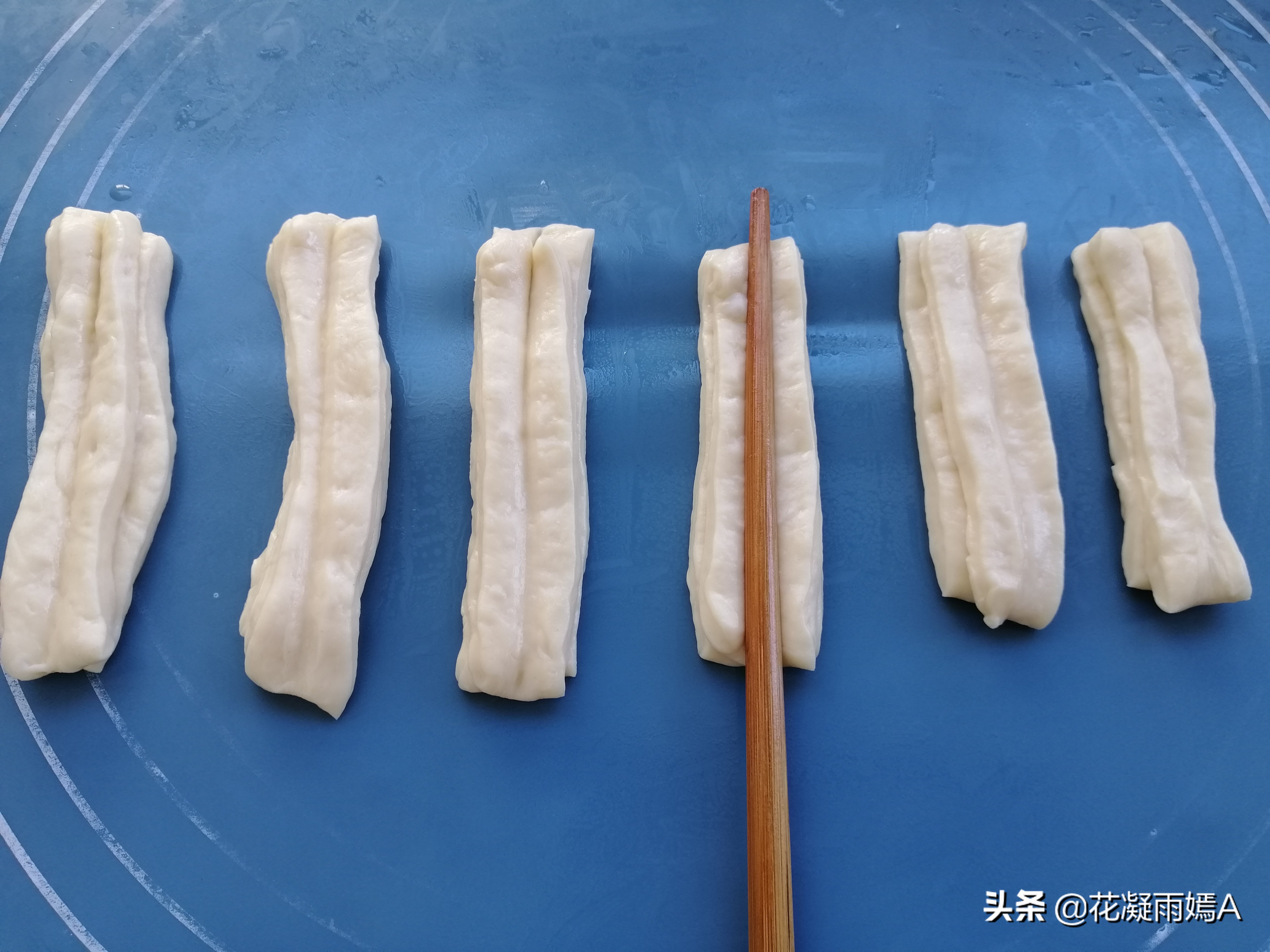做好的油条摆摊怎么出摊,油条最简单的做法只用面粉鸡蛋
