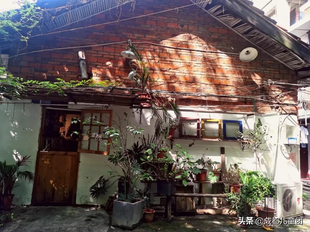 在成都这些小众的杂货铺里，藏着女娃娃最乖的头花