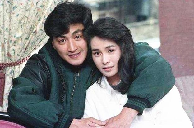 搬尸工逆袭身价过亿，61岁何家劲为初恋守身不婚，路边喝5元糖水