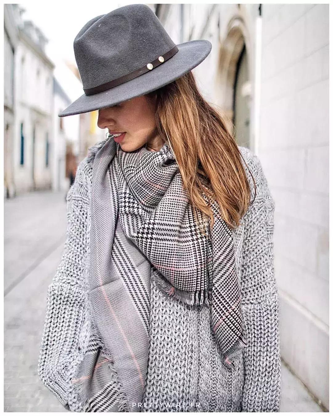 帽子围巾一体的戴起来很暖和,帽子围巾好时髦