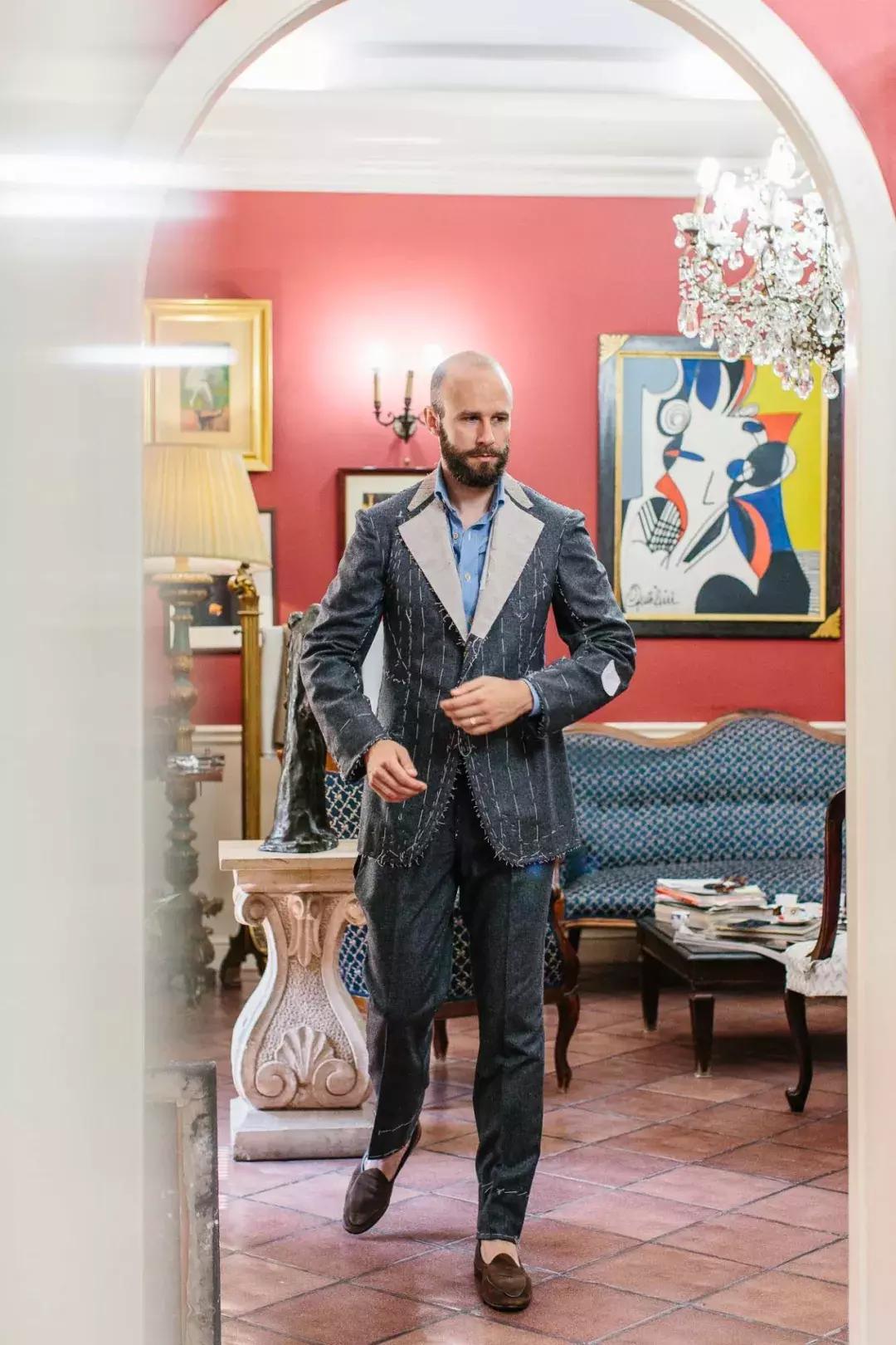 女生什么样的西装才算合身,女士西装肩宽怎样才算合身