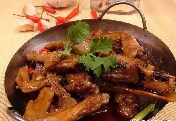 绝佳美味独特的干锅鸭,干锅鸭特色美食视频