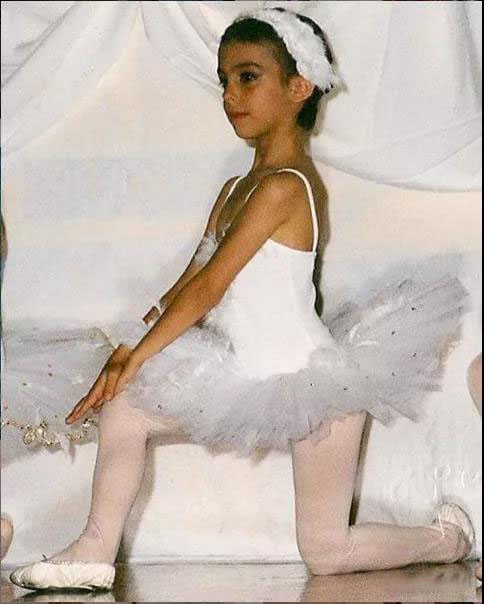 c罗在赛场亲吻乔治娜,c罗和女友乔治娜穿球衣合照图