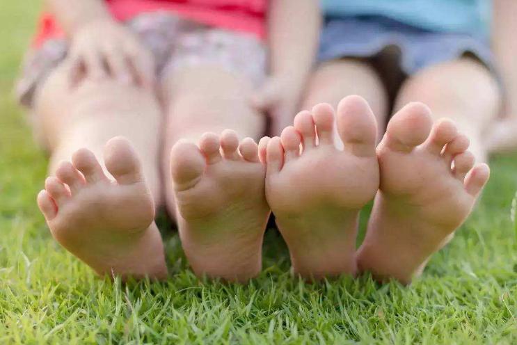 孩子喜欢夹腿、摩擦*体下**，除了些行为，家长还要注意以下几点