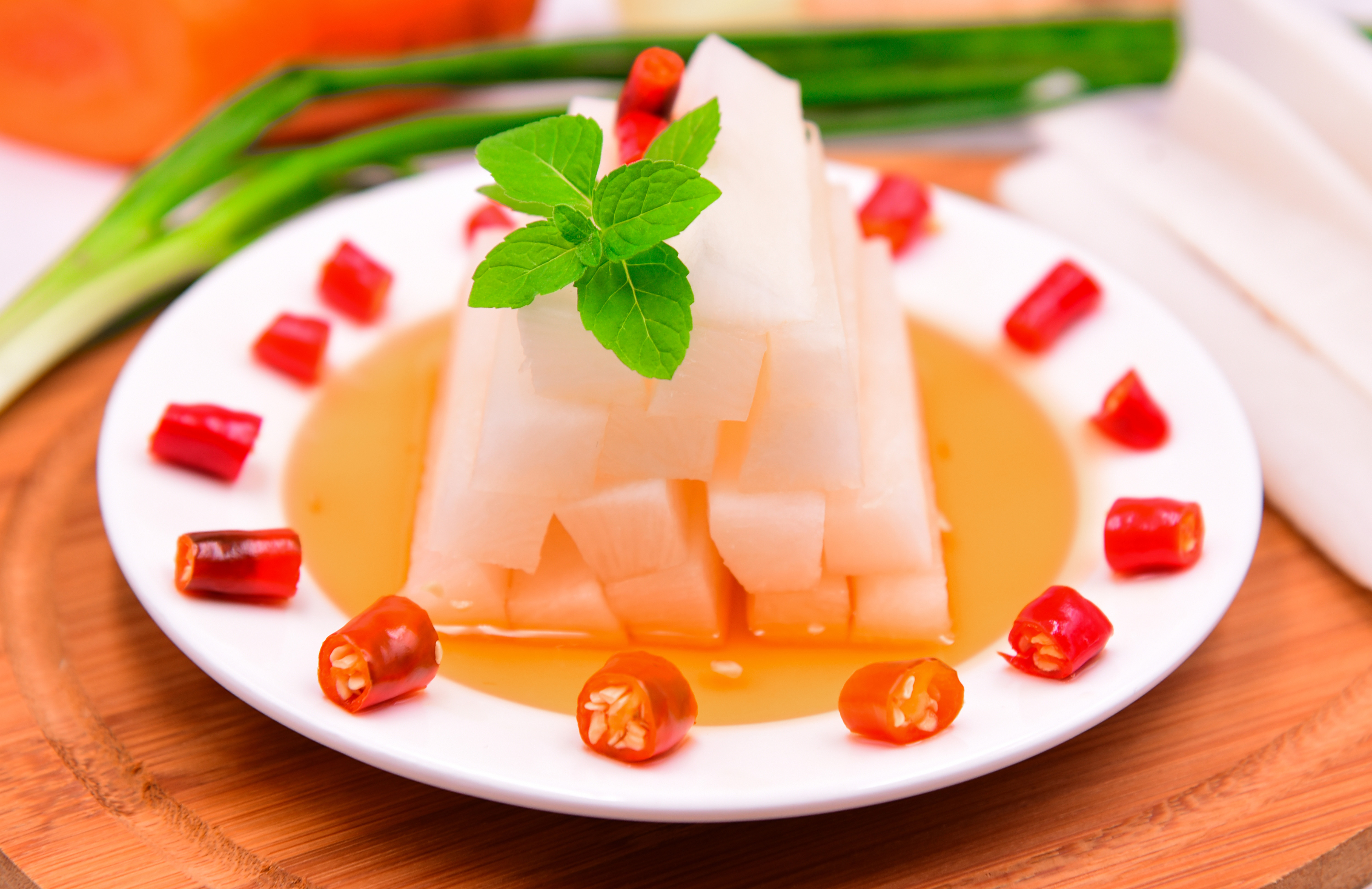 泡菜坛子总是起白泡是怎么回事,泡菜起白膜的消除方法