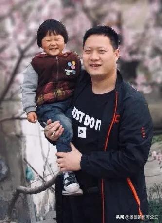 警察下水道寻找尸体,在水下找到尸体