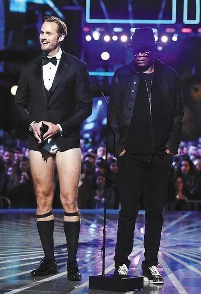 韩国女团为什么绑丝带,为什么女团成员要挡腿