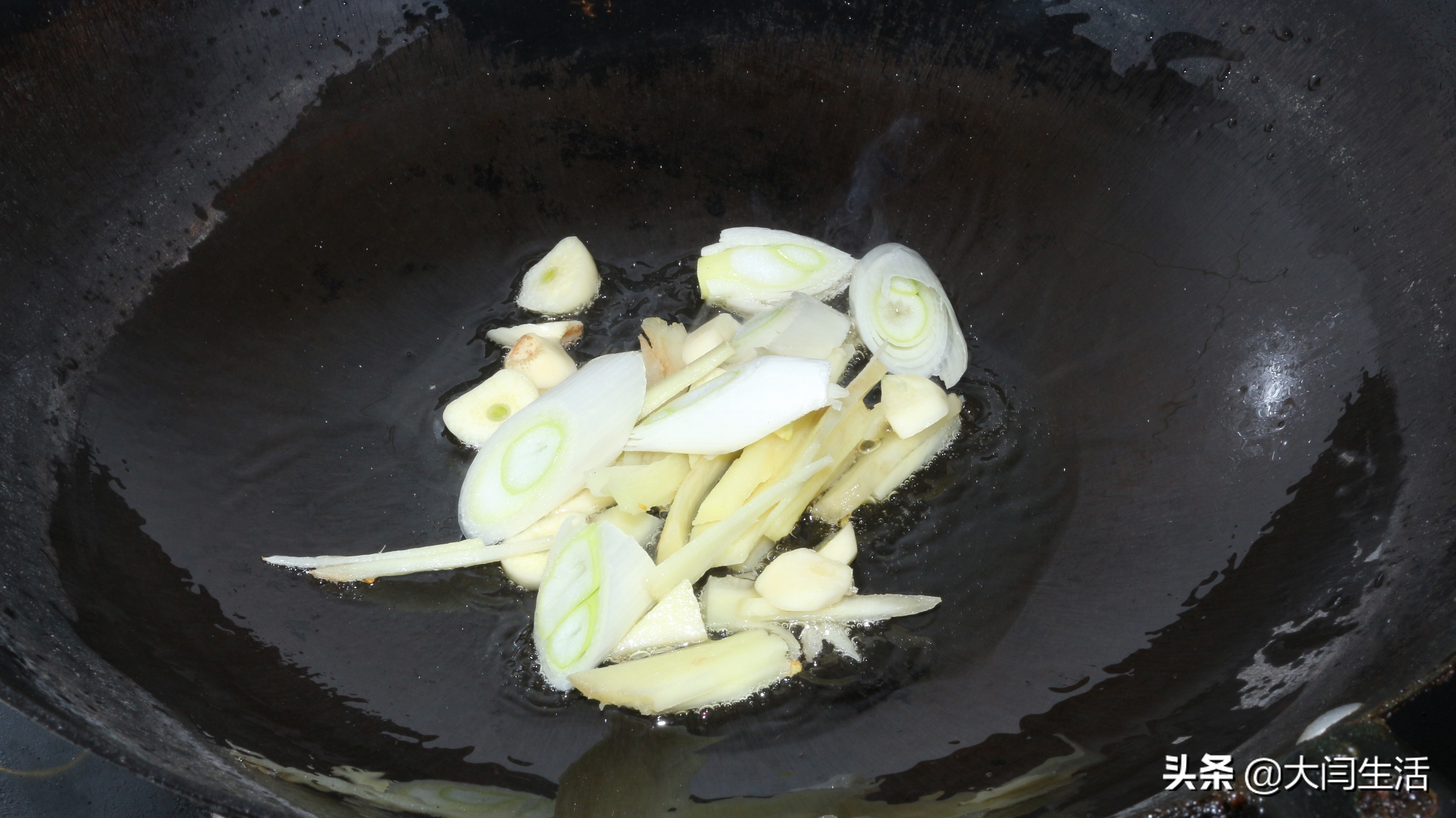 炒花蛤怎么吐沙干净,花蛤吐沙的正确做法