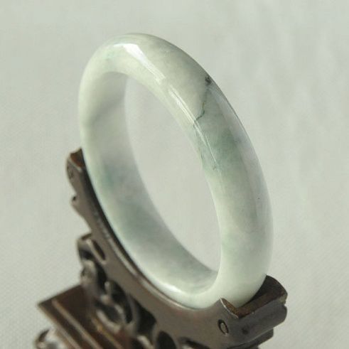 商场买翡翠标价11万还有瑕疵,一千块的玉手镯值得买吗