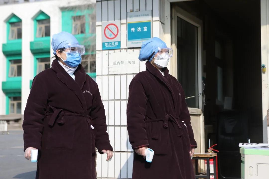 市新冠定点救治医院,探访新冠重症救治一线人员