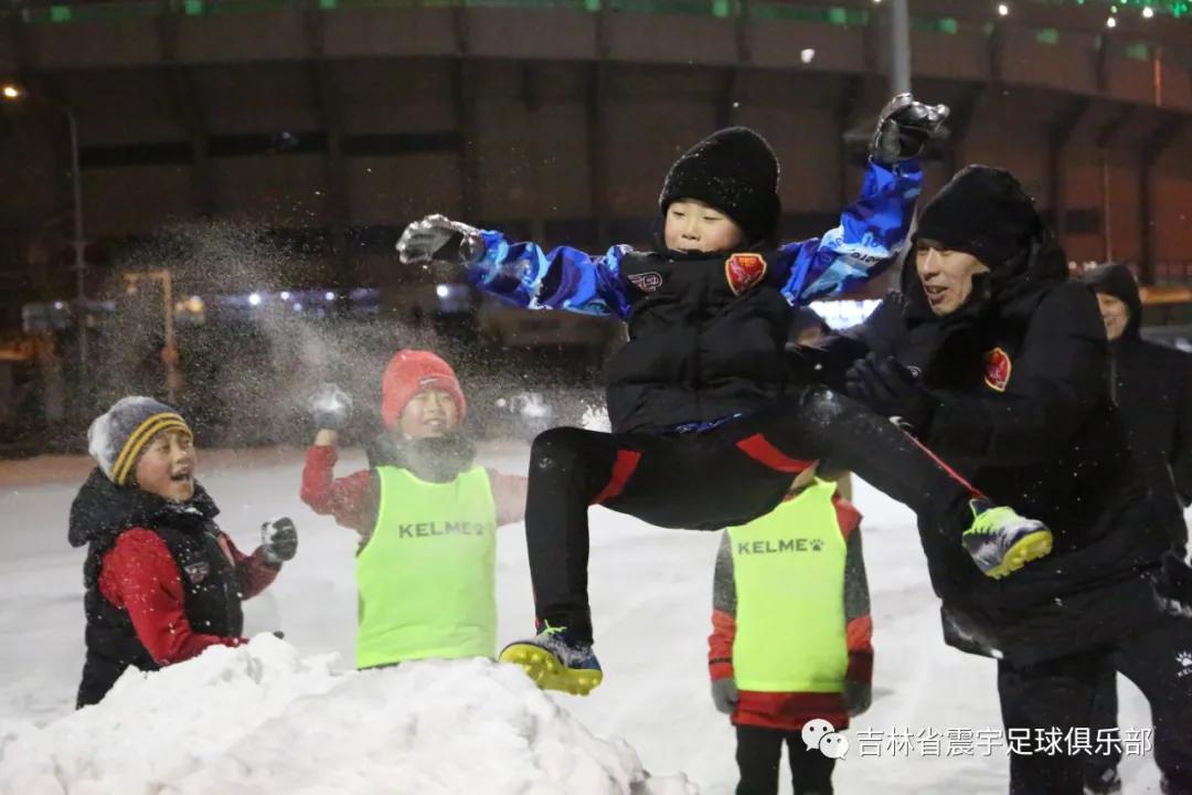 雪地快乐踢球,冰天雪地足球