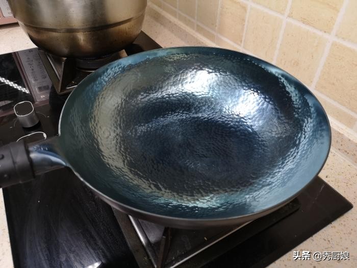 新买的铁锅直接用火烧怎么办,新铁锅用之前怎么处理不粘锅