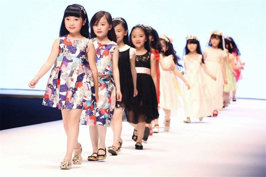 让孩子做“童模”挣钱真的好吗？给孩子美好的童年是父母的责任