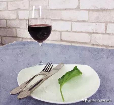 为什么葡萄酒并不甜而且还苦酸,干红葡萄酒为什么不甜而是酸的