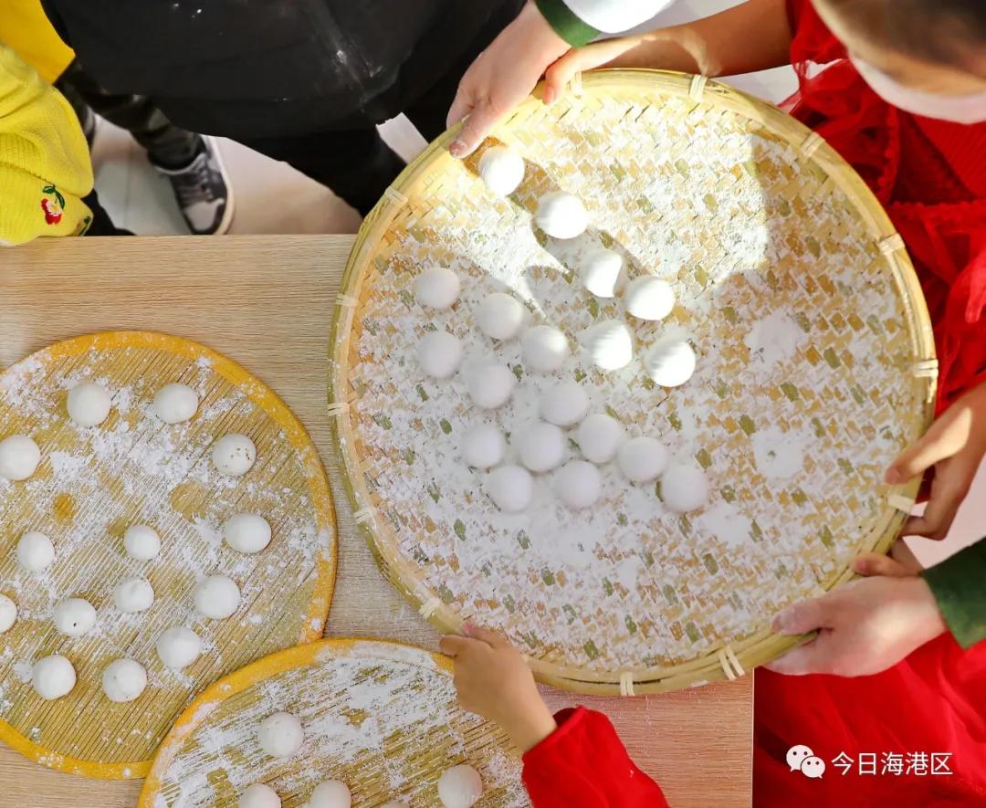 中秋节月圆之时家人团聚吃月饼,月圆人团圆不用等待的团聚更美味