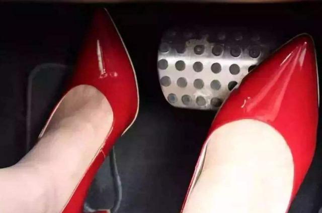 新手为什么容易踩错刹车与油门,怎么踩油门跟刹车可以避免踩错