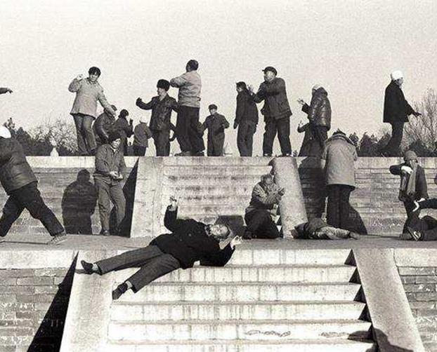 武则天选男宠条件苛刻，1986年一女子模仿她称帝，封4名少年为妃