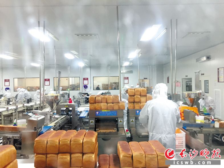 速食产品订单翻了两番——今年以来，长沙食品产业逆势上扬，饮料销量大幅增长，饺子、包点等供不应求