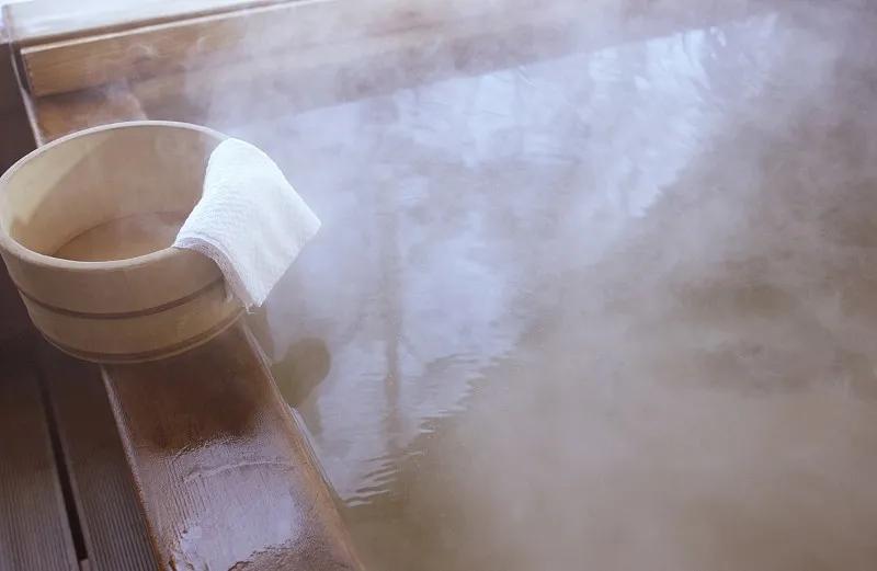 泡温泉的“姿势”不对，会传染妇科病是真的