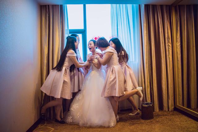 结婚时新娘临时加价导致男方退婚,结婚当天新娘要彩礼新郎一怒走人