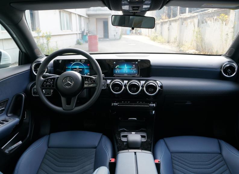 2023款奔驰a180l和宝马120i,奔驰a级180和200哪个更值得买