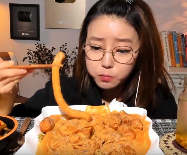 这个中华美食,最近在韩国吃播界火了,然而中国网友却表示不认识